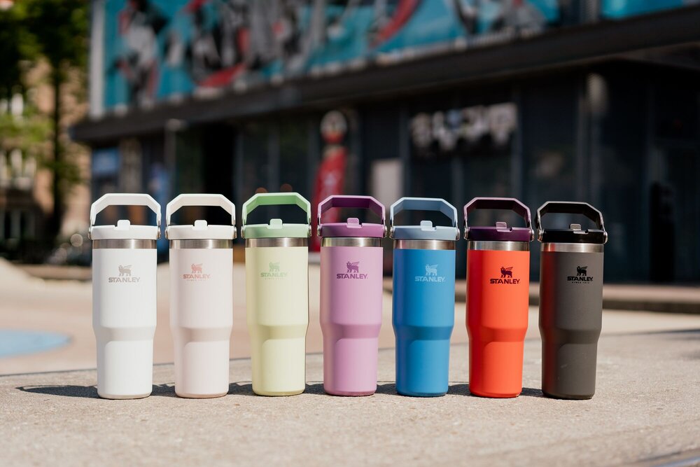 The IceFlow™ Flip Straw termokop, Charcoal - 0,89 L